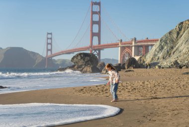 California plajında eğlenen bir çocuk.