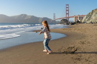 California plajında eğlenen bir çocuk.