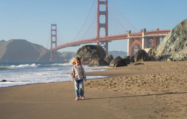 California plajında eğlenen bir çocuk.