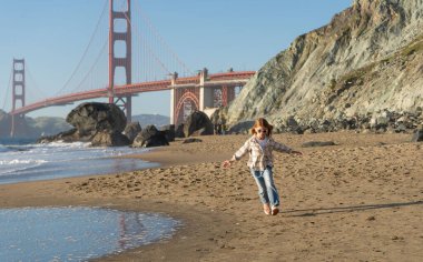 California plajında eğlenen bir çocuk.