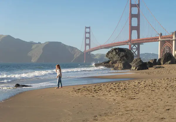 California plajında eğlenen bir çocuk.
