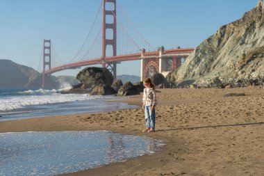 California plajında eğlenen bir çocuk.