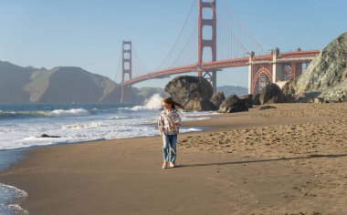 California plajında eğlenen bir çocuk.