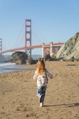 California plajında eğlenen bir çocuk.