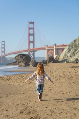 California plajında eğlenen bir çocuk.
