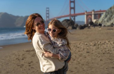 Anne ve kızı San Francisco sahilinde eğleniyor, kadınlara odaklanıyor..