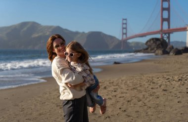 Anne ve kızı San Francisco sahilinde eğleniyor, kadınlara odaklanıyor..