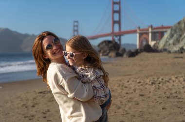 Anne ve kızı San Francisco sahilinde eğleniyor, kadınlara odaklanıyor..