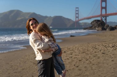 Anne ve kızı San Francisco sahilinde eğleniyor, kadınlara odaklanıyor..
