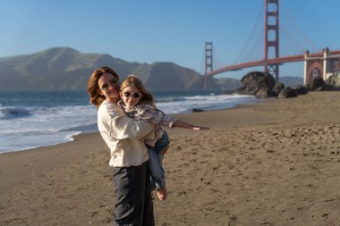 Anne ve kızı San Francisco sahilinde eğleniyor, kadınlara odaklanıyor..