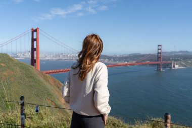 Altın Kapı 'nın zevkini çıkaran kadın