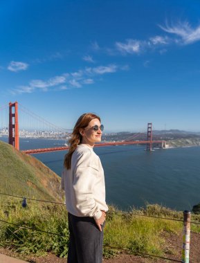 Altın Kapı 'nın zevkini çıkaran kadın