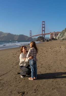 Anne ve kızı San Francisco sahilinde eğleniyor.. 