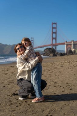 Anne ve kızı San Francisco sahilinde eğleniyor.. 