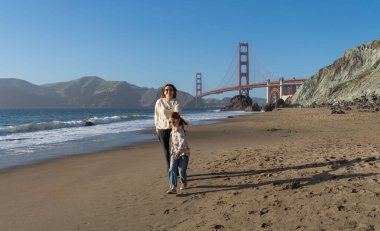 Anne ve kızı San Francisco sahilinde eğleniyor, kadınlara odaklanıyor..