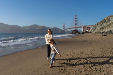 Anne ve kızı San Francisco sahilinde eğleniyor, kadınlara odaklanıyor..