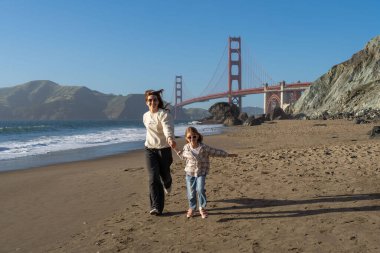 Anne ve kızı San Francisco sahilinde eğleniyor, kadınlara odaklanıyor..