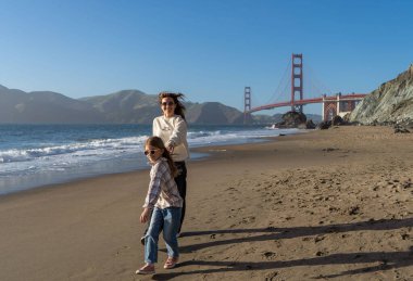 Anne ve kızı San Francisco sahilinde eğleniyor, kadınlara odaklanıyor..