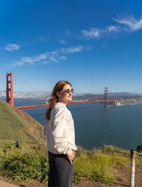 Altın Kapı 'nın zevkini çıkaran kadın