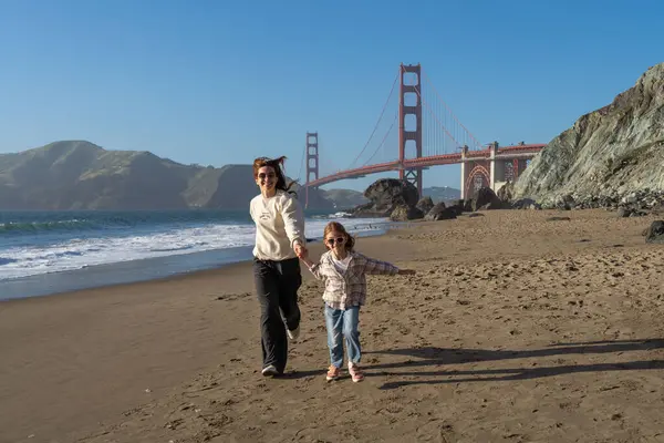 Anne ve kızı San Francisco sahilinde eğleniyor, kadınlara odaklanıyor..
