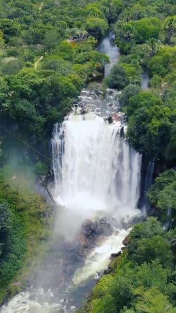 Krásný Vodopád Pozadí Horské Krajiny — Stock video