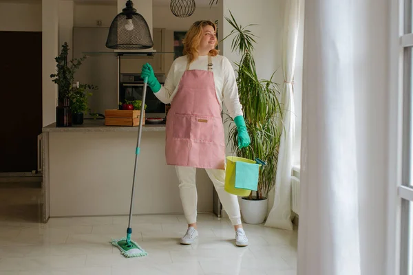 Smiling Woman Looking Out Window Cleaning Kitchen — Stock Photo, Image