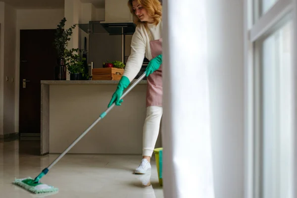 Young Woman Cleaning Bucket Mop Ready Start Wiping Kitchen Floor — Stock Photo, Image