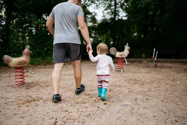 Papà Figlia Stivali Blu Camminano Mano Insieme Parco Giochi — Foto Stock