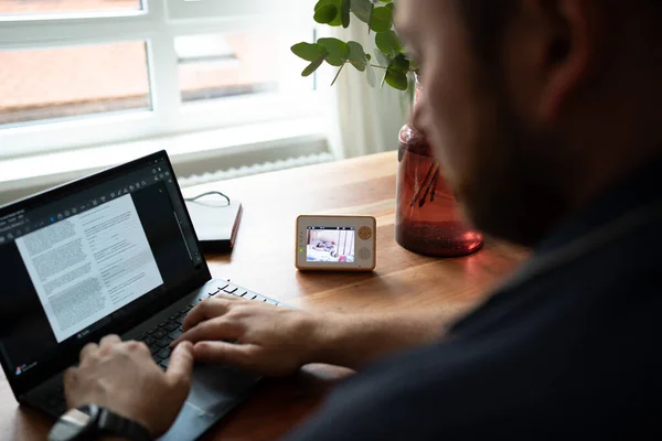 Bebek monitörü ve web kamerası. Babacık bilgisayarla uğraşırken bebeğe bakması için.