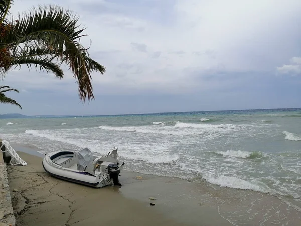 Şiddetli fırtınadan sonra dalgalı deniz ve rıhtıma bağlı bir tekne