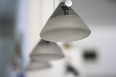 Odada harika ampulleri olan küçük, güzel bir dekorasyon.