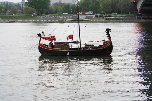 Küçük ahşap bir tekne Sava Nehri boyunca yol alır. 