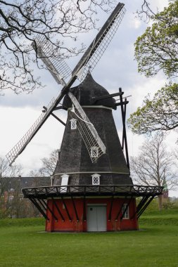 Kopenhag 'ın merkezinde eski güzel yel değirmeni