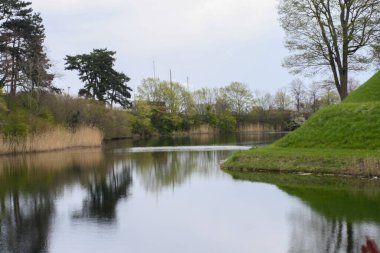 Kopenhag 'ın merkezinde kuşlar ve göl olan büyük bir şehir parkı.