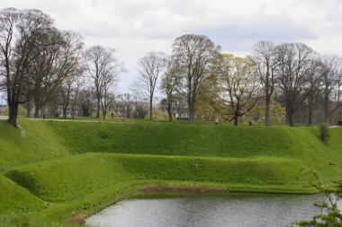 Kopenhag 'ın merkezinde kuşlar ve göl olan büyük bir şehir parkı.