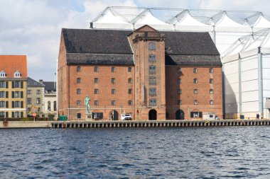 Kopenhag 'da perade tuğlalı kendine özgü bir tarzda inşa edilmiş büyük bir bina.