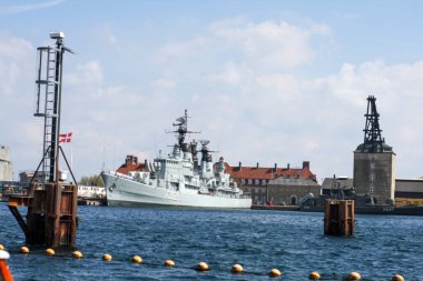 Limanda demirli büyük bir savaş gemisi.