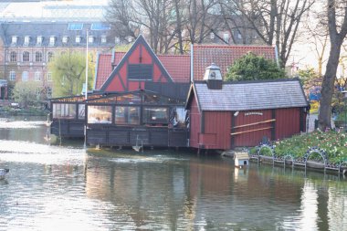 Kopenhag 'daki gölün yukarısındaki bir parkta büyük bir restoran.