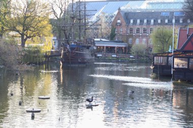 Kopenhag 'daki gölün yukarısındaki bir parkta büyük bir restoran.