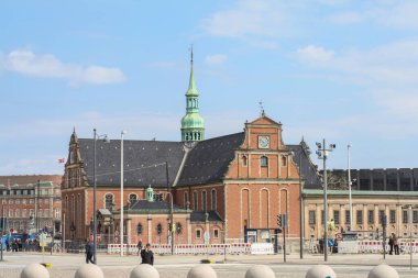 Güzel Kopenhag 'da tuğlaları olan güzel anıtsal binalar.
