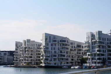 Yeni modern cam binalar, güzel çimenleri ve su dolu bir kanalı var.