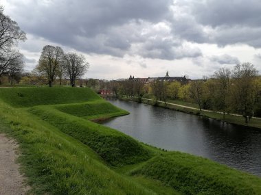 Kopenhag bölgesinin ortasında yeşil çimlerle süslenmiş büyük bir park ve göl.