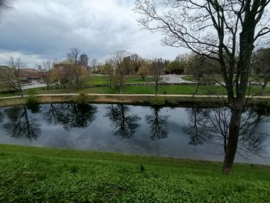 Kopenhag bölgesinin ortasında yeşil çimlerle süslenmiş büyük bir park ve göl.