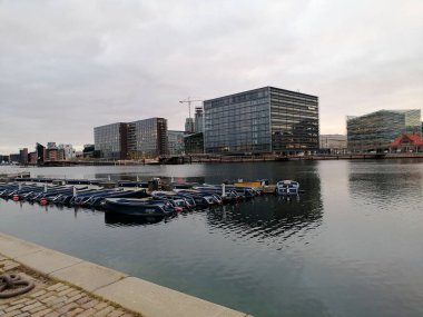Kopenhag 'da kınanın kıyısındaki gezinti güvertesinin manzarası