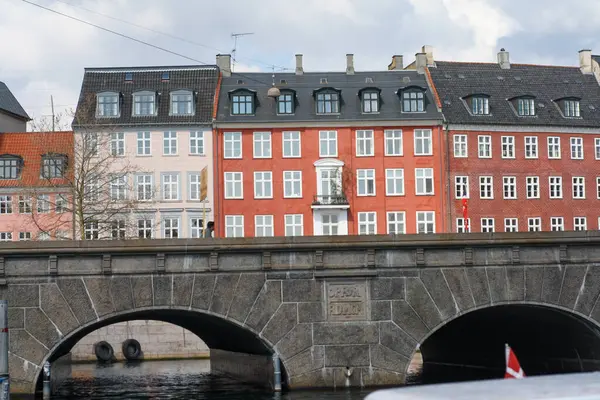 Kopenhag Meydanı 'nda farklı renklerle boyanmış anıtsal binalar