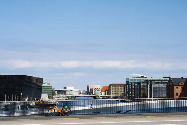 Kopenhag 'da güzel çimleri ve su kanalları olan yeni modern cam binalar.