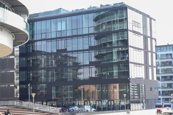 Yeni modern cam binalar, güzel çimenleri ve su dolu bir kanalı var.