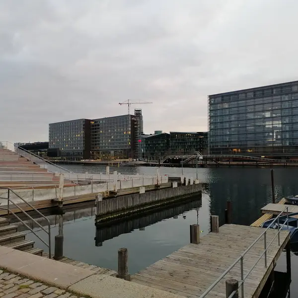 Kopenhag 'da kınanın kıyısındaki gezinti güvertesinin manzarası