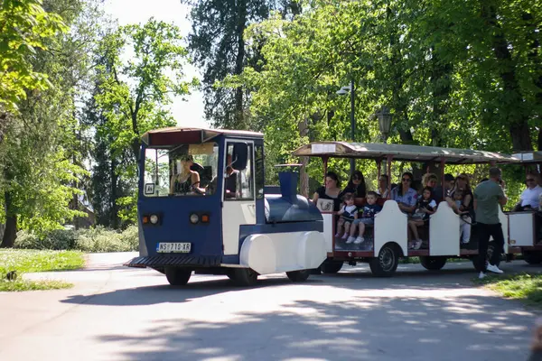 Turistleri şehrin yaz aylarında nakletmeye gitmek