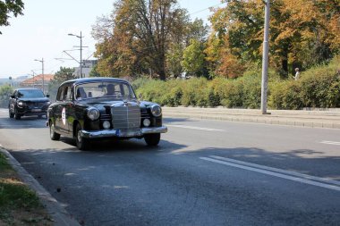 Şehrin sokaklarında eski bir araba.